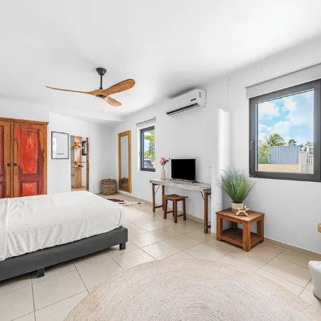 Charming apartment with AC in living, garden and walking distance to the ocean!