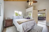 Cozy Kona Coast Apt w/ Lanai ~ 8 Miles to Beach! - 3-Star