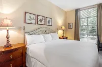 Cozy Room at Glacier Lodge - Spa