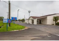 Motel 6 Madisonville, TX - parking