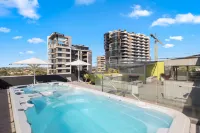 Front Row Convenience - Inner City- 3Bed,2Bath,2Car - spa