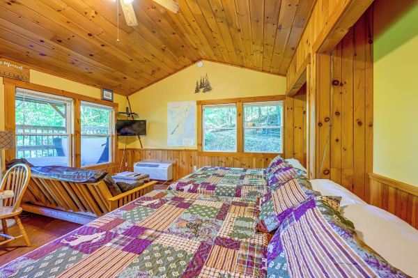 'Gone Hiking' Bryson City Cabin w/ Hot Tub & Grill