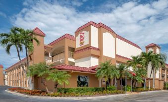 Red Roof Plus+ & Suites Naples Downtown-5th Ave S