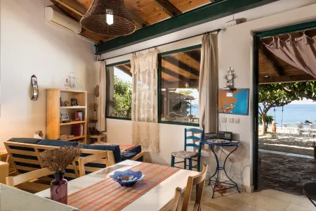 Apartment over the Sea – Private Place to Swim Отели рядом с достопримечательностью «Afrata Beach»