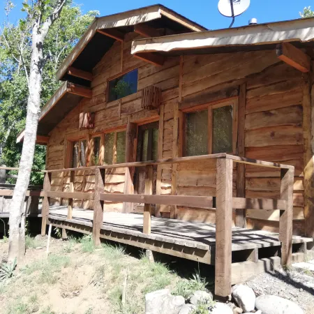 Cabaña rústica 2 Maravillosa,Con Troncos Nativos, Con Orilla de Río Trancura