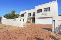 Atlantic Breeze Hotels near Bill Bezuidenhout Park