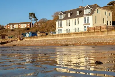 Waters Edge Apartment at Beach House