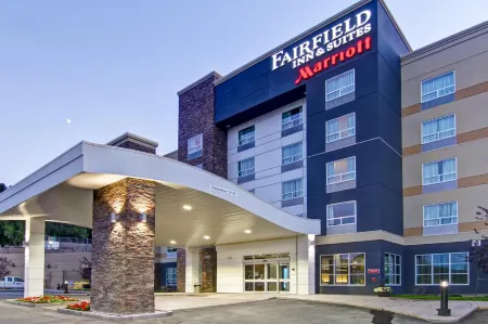 Fairfield Inn & Suites Kamloops Отели рядом с достопримечательностью «BIG Little Science Centre»