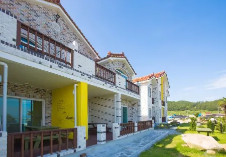 Wando Cheongsando Eowoollim Pension Отели рядом с достопримечательностью «Spring Waltz Location»