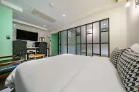 Avenue Hotel