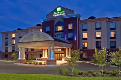 ฮอลิเดย์ อินน์ เอ็กซ์เพรส โฮเทล แอนด์ สวีทส์ โคดัก อีสต์ - เซเวียร์วิลล์ บาย IHG โรงแรมใกล้สนามเบสบอลสโมคกี้ส์สเตเดียม