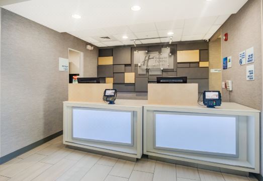 3. 홀리데이 인 익..