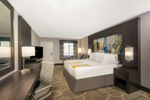 Days Inn by Wyndham Asheville Downtown North - Pools
