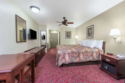 Days Inn by Wyndham St Peters/St Charles - parking