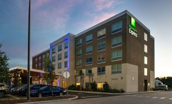 Holiday Inn Express Orlando - South Park