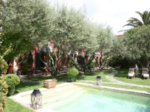 โรงแรมหรูหรายอดนิยมในนีมส์