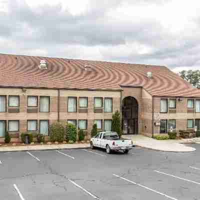 Econo Lodge & Suites Southern Pines Hotel Exterior
