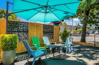 Signature Inn Eugene Hotel dekat Peterson Hall