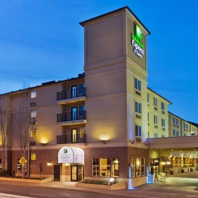 Holiday Inn Express & Suites PORTLAND-NW DOWNTOWN by IHG Hotels near Freakybuttrue Peculiarium