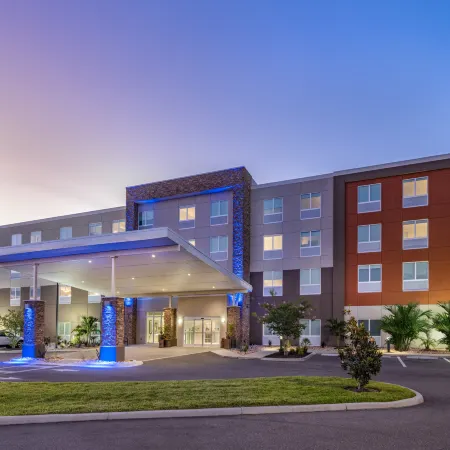 Holiday Inn Express & Suites Ruskin - Sun City by IHG
