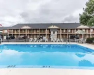 Econo Lodge - parking
