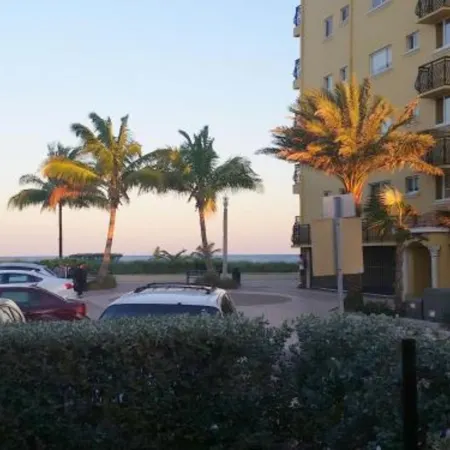 Hollywood Broadwalk Oceanside Hotel