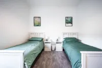 Modern Spacious 2 Bedroom House in Leigh, Free Parking