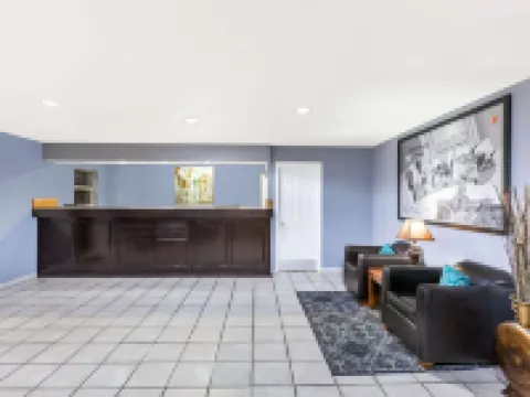 Super 8 by Wyndham Cleburne クリーバーンのホテル