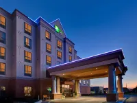 Holiday Inn Express & Suites Milton Отели рядом с достопримечательностью «Winners & HomeSense»