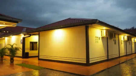 Lotus Seaview Beach Resort, Pengerang Отели рядом с достопримечательностью «Pantai Tanjung Sepang»