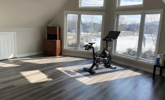 5 Bedrooms, Mountain Views, Steps from Blue Mountain Village, Hot Tub, BBQ