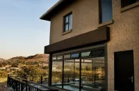 Eagle Nest Luxury Accommodation Hotel di Roodepoort