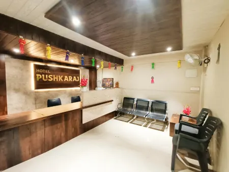 Hotel Pushkaraj Отели рядом с достопримечательностью «Poonam Chowk»