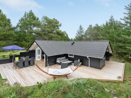 "Varpu" - 1.6km from the Sea Отели рядом с достопримечательностью «V. Hjermitslev Kirke»