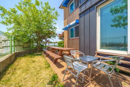 Daebudo Bada and Podo Pension Отели рядом с достопримечательностью «365 대부도 캠핑시티»