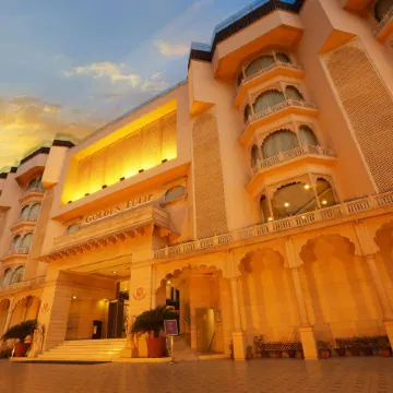 Golden Tulip Jaipur City Center Отели рядом с достопримечательностью «Лекционный зал Birla Auditorium»