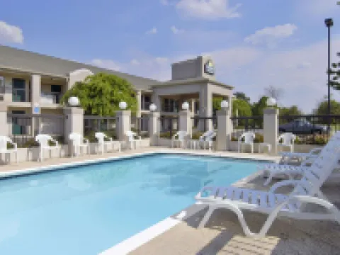 Days Inn & Suites by Wyndham Fort Valley Hotels in Peach County