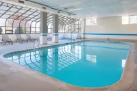 Ramada by Wyndham Downtown Spokane - piscine