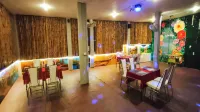 Hotel Shannti Inn with Ganges View - parking