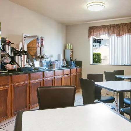 Super 8 by Wyndham San Antonio/I-35 North Отели рядом с достопримечательностью «Торговый центр "Роллинг Окс Молл"»