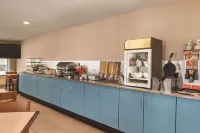 Country Inn & Suites by Radisson, Buffalo, MN - breakfast