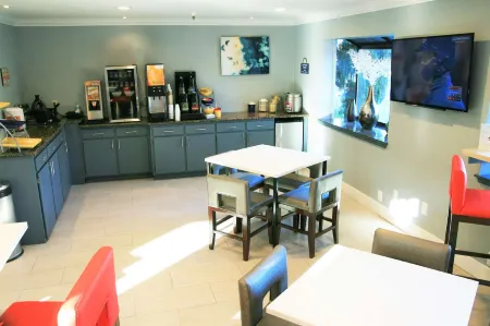 Days Inn by Wyndham Pinole Berkeley Отели рядом с достопримечательностью «Риджинал Паркс Ботаник Гарден»