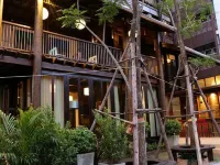 Kampaeng Ngam Hotel Hotels near Tha Phae Gate