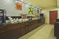 La Quinta Inn & Suites by Wyndham Fairborn Wright-Patterson - breakfast