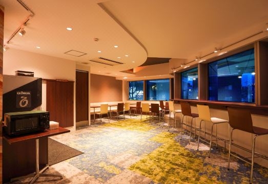 호텔 뉴 가이아 도메마에의 모던한 객실 내부