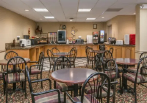 納什維爾市中心 - 體育館舒適套房酒店