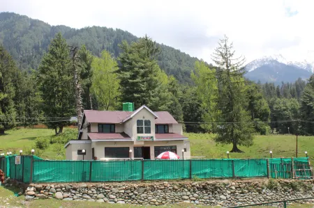 L D Hut, Main Market (Accomodation Only) Отели в г. Anantnag