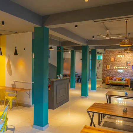 Whoopers Hostel Bir- Friends Themed