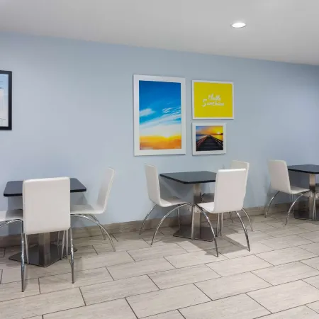 Days Inn & Suites by Wyndham Sellersburg