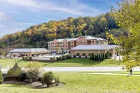 Best Western Plus Franciscan Square Inn and Suites Steubenville Hotels in Weirton